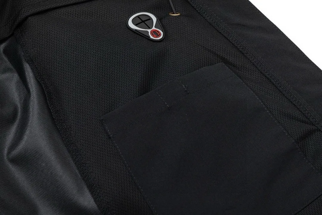 W6005#P300💰 STONE LSLAND Stone Island 23FW ❗Hard shell top version windproof and waterproof shoulder patch GTX outdoor jacket jacket #Same as Arc'teryx SV series top version fabric! ! The difference between world currency! !  -Top replica, original original packaging, pure original-grade welfare heavy goods, high quality guarantee. The latest hot style from the official website, trendy men and women with cool upper bodies! Customized and imported professional super waterproof and windproof coated fabric, the waterproof level is the international ISO standard 90 (ISO4) level to achieve the rolling effect of water droplets on a lotus leaf. The high-permeability laminated fabric Gore-tex imitates water-permeable film, which feels better and more comfortable. - Seiko 3D three-dimensional cutting, multiple pocket design, fully wrapped edges inside and outside, fine routing, very heavy workmanship, metal adjustment buckle elastic design of the hat, full of functional workwear style. All the three-label accessories are all original and customized, so you can experience the full texture when you try it!  -Perfect fit, versatile style that never goes out of style, reimagined for all your urban adventures and offering unparalleled waterproof and windproof protection! A batch of pure original quality goods, no more missing out!  Color: Black Size: M L XL XXL M L